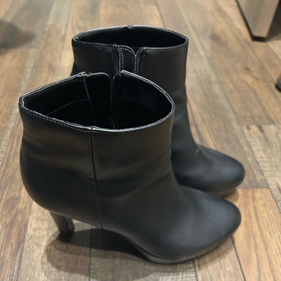 Nine West Women’s Platform Style Closed Toe Bootie - Picture 3 of 3